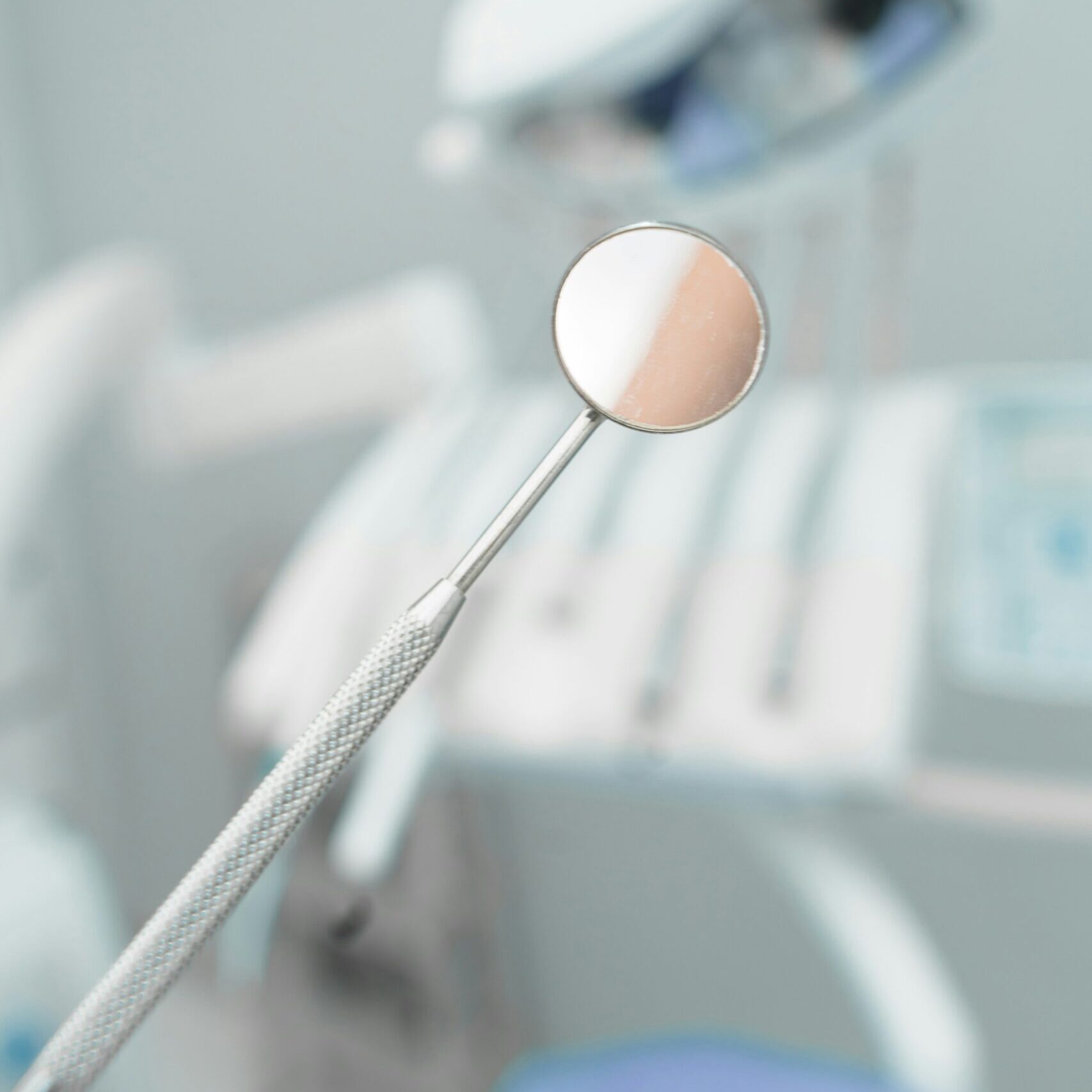 explorador dental enfocado entre material dental
